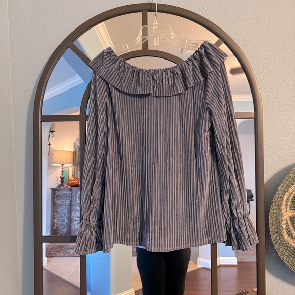 ✨ Gray Channel Velvet Ruffle Top | Size S - Picture 6 of 9